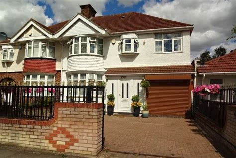 Houses for sale in Isleworth 